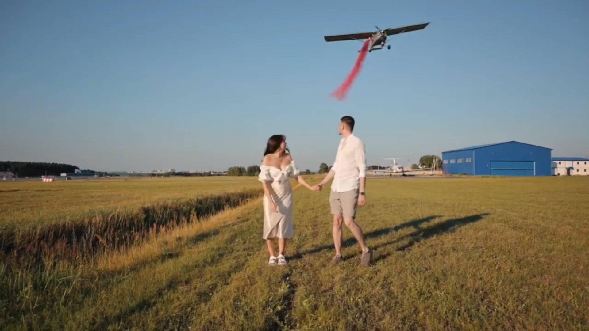 Гендер-пати с самолётом на аэродроме Мячково | Captour смотреть онлайн