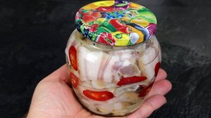 Все САЛО солят, а я мариную в Уксусе. Беру на дачу на закуску, разлетается первой со стола