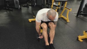 Махи с гантелями в стороны сидя на заднюю дельту