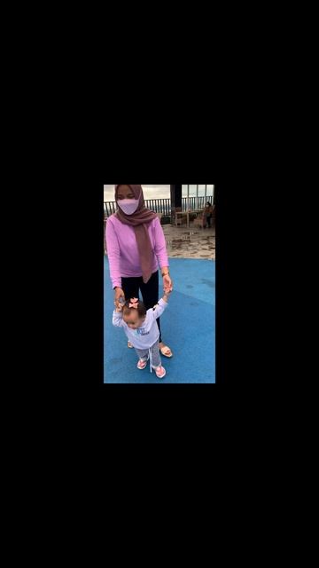 FREYA BELAJAR MENGENAL KOLAM RENANG - ANAK BELAJAR BERENANG смотреть онлайн