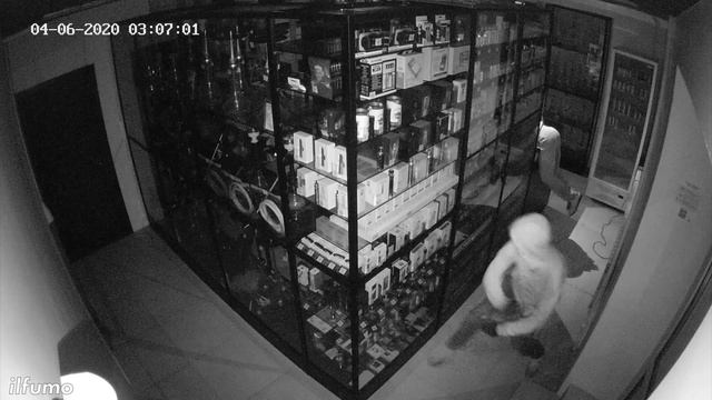 Два малолетних дебила грабанули магазин смотреть онлайн