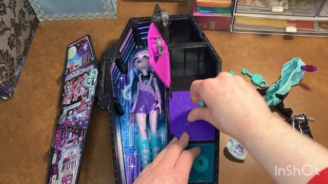 Unboxing Monster High Skulltimate Secrets Neon Frights Twyla