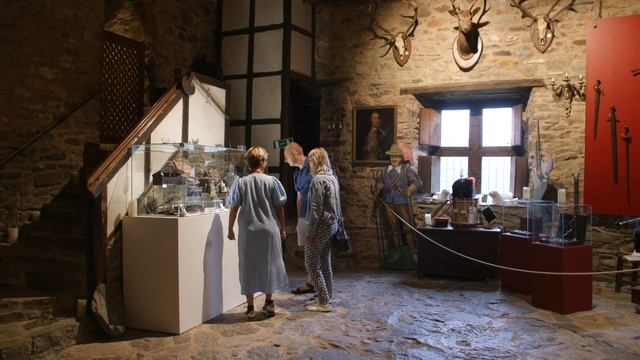 Kasteel Reinhardstein en varen op het meer van Robertville | ACSI FreeLife TestTour 2022 - Wallonië смотреть онлайн