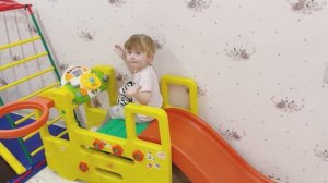 Мама акула и акуленок играют в магазин