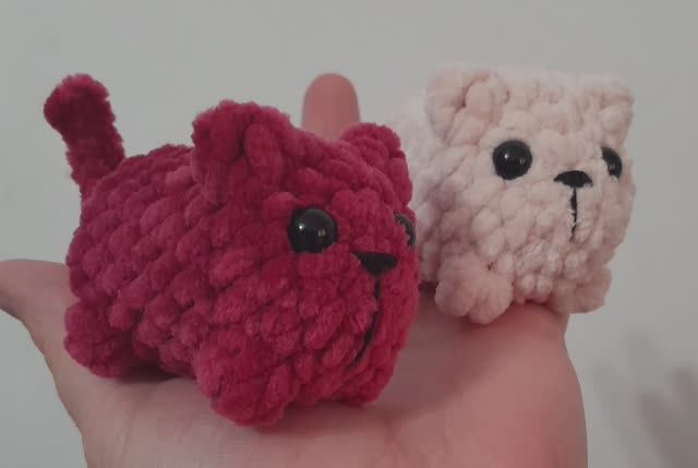 Брелок для ключей кошка. Мастер-класс по вязанию крючком смотреть онлайн