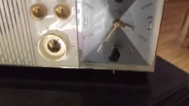 BIARRITZ PINK Mid Century Vintage Retro 1962 Emerson Lifetimer III Model G1706 Tube AM Clock Radio смотреть онлайн