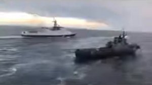 Видео тарана сторожевиком ФСБ украинского буксира в Керченском проливе
