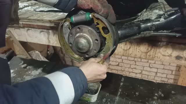 Замена задних тормозных колодок Гранта смотреть онлайн