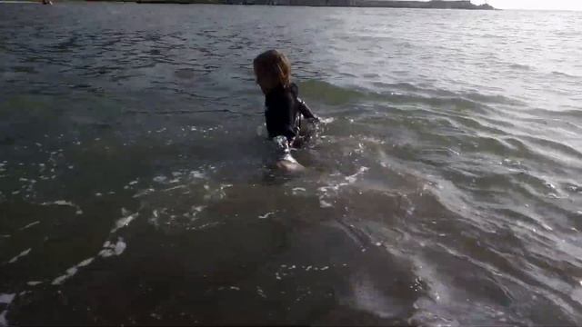 ⚓ Никита куражится на волнах 👉 Мы на море после очередного прошедшего тайфуна 🌊 смотреть онлайн