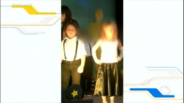 Mãe sobe no palco e dança com filho que chorou durante apresentação da escola смотреть онлайн