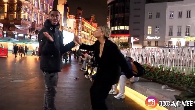 KISS or GRAB PT 1 💋🍑 PUBLIC INTERVIEW (LDN EDITION) смотреть онлайн