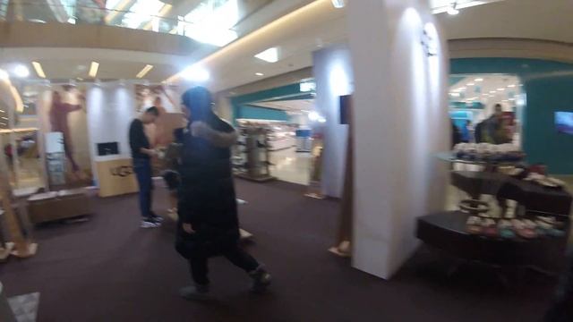 China Uggs in the Middle of Mall смотреть онлайн