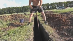 Как выровнить дно траншеи под фундамент по уровню без жидкостного уровня. Строительство дома.