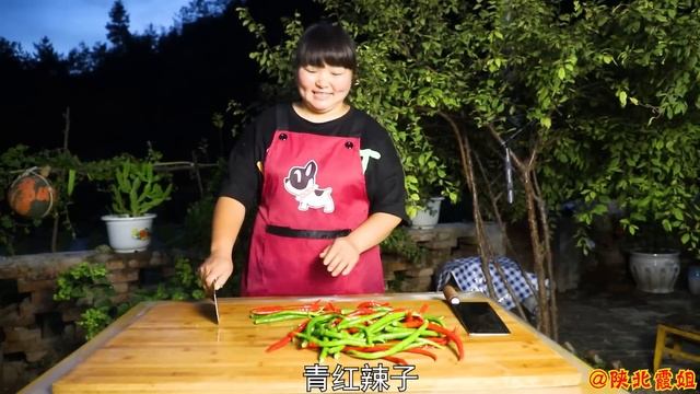 【陕北霞姐】大山里漫山遍野的韭菜，霞姐和妹妹割一筐子回家做“腌韭菜”，直接就能吃，拌面太香了！ смотреть онлайн