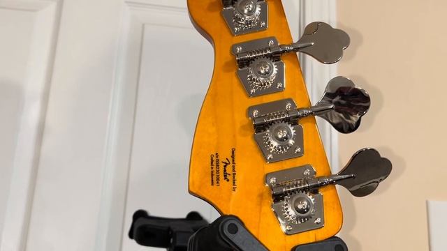 Squier Classic Vibe '70s Precision Bass - Walnut Up Close and Personal смотреть онлайн
