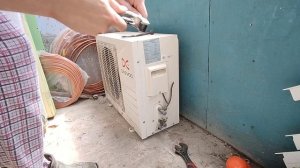 Подключение трубок кондиционера.