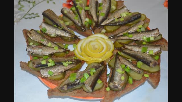 Бутерброды со шпротами - отличная закуска на праздничный стол на скорую руку! смотреть онлайн