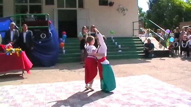 Ніч яка місячна, зоряна, ясная! Виконують наші першокласники Миргород Школа №7 смотреть онлайн