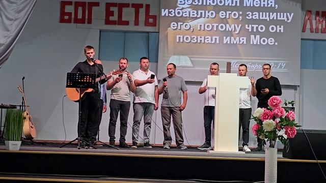 У тіні крил Його святих (пісня) смотреть онлайн