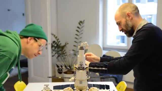 Orion Pax builds Russian space station Mir with LEGO® смотреть онлайн