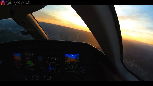 BEAUTIFUL SUNSET Cessna Citation CJ4 Cockpit Landing Cannes-Mandelieu, LOC A/VPT A Runway 17 (4K)