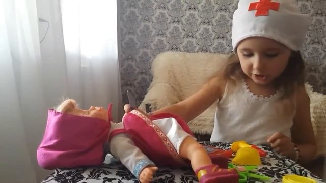 Играем в игру -лечим куклу Машу. Доктор Саша спешит на помощь. смотреть онлайн