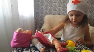 Играем в игру -лечим куклу Машу. Доктор Саша спешит на помощь.