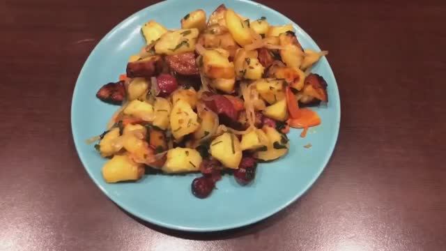 Картошка по-охотничьи с колбасками. смотреть онлайн