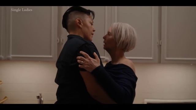 And Just Like That 1x05 / Kiss Scene - Miranda and Che ( Cynthia Nixon and Sara Ramirez ) смотреть онлайн