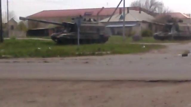 САУ и БТР направляются на аэродромы В Мелитопольском районе,Запорожской обл. смотреть онлайн