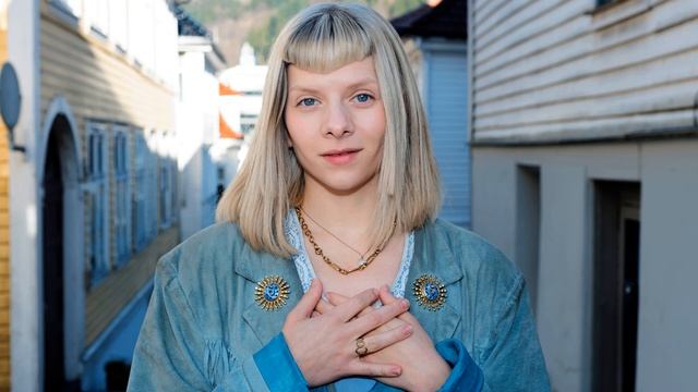Aurora - NRK P13 "Selskapssjuk" Radio interview 2024-03-06 (Eng Subs) смотреть онлайн