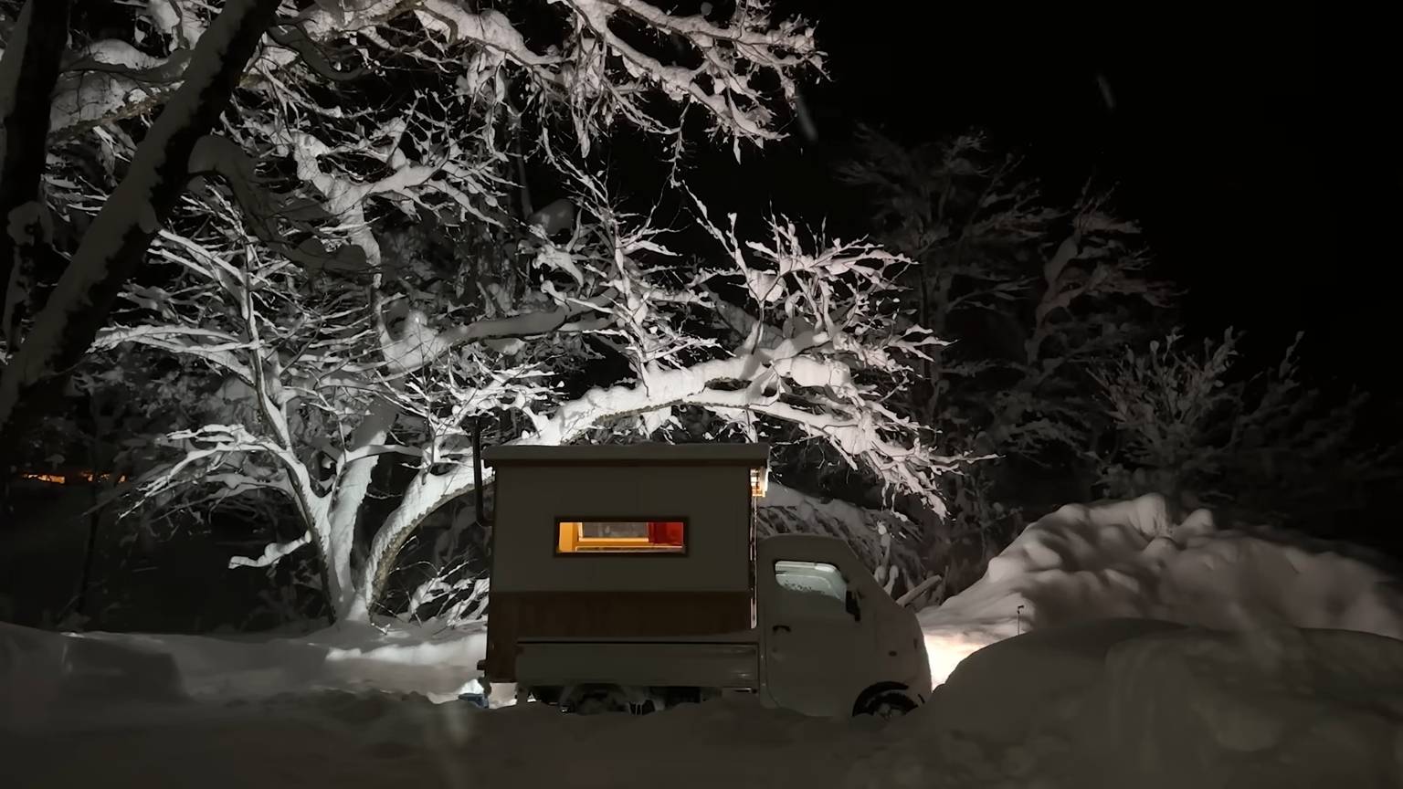 Холодный зимний вечер, теплый камин в домике, в кузовке,кемпинг смотреть онлайн