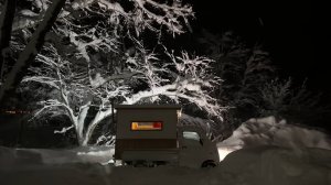 Холодный зимний вечер, теплый камин в домике, в кузовке,кемпинг