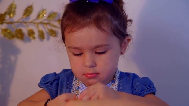 Эмми открывает подарок Emmi Unboxing Kinder Surprise