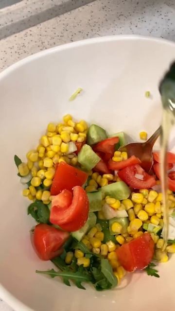 Лёгкий салат 🌱😋 смотреть онлайн