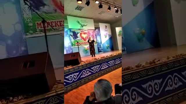 Қазалы жаңалықтары. Жанарсызда бұл өмір жалғасадыда Асия апа мен сені сүйем өлеңін тамаша орындады. смотреть онлайн