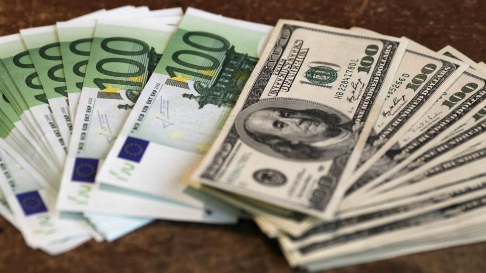 Доллары или евро покупать, чтобы не было потом проблем с обменом? смотреть онлайн