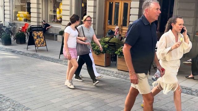 +26°C☀️| First Summer Street Style from Stockholm | Scandinavian Street Fashion Trends 2024 смотреть онлайн