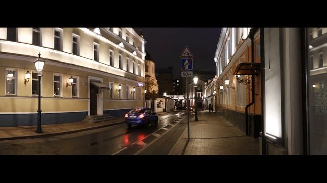 Вознесенский переулок в Москве с памятником королю советской песни Магомаеву в середине смотреть онлайн