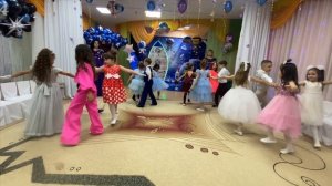 Танец Земля в иллюминаторе. Музыкальный руководитель Зыбарева Алла Анатольевна