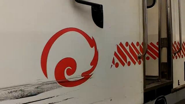 Kereta di jalan raya Solo смотреть онлайн