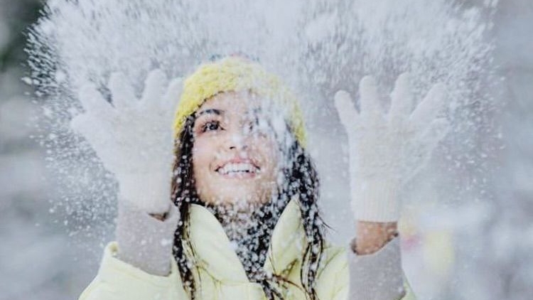 Звёзды Турдизи в зимней снежной сказке смотреть онлайн