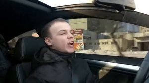Круто зачитал рэп в машине!