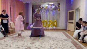 вход королевы и принцессы первоклассников на выпускной утренник.