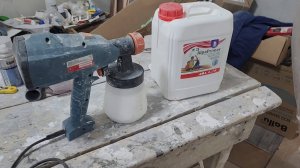 Грунтовка стены краскопультом после шпатлевки и шлифовки на консервацию