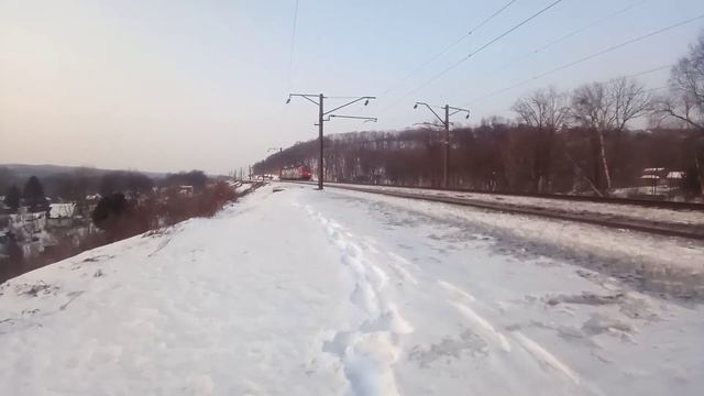 Электровоз 3ЭС5К-552 "Ермак" следует резервом по Транссибу зимним вечером. смотреть онлайн