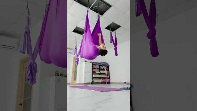 Тьюториал на позу летучей мыши или Bat wing pose в гамаке смотреть онлайн