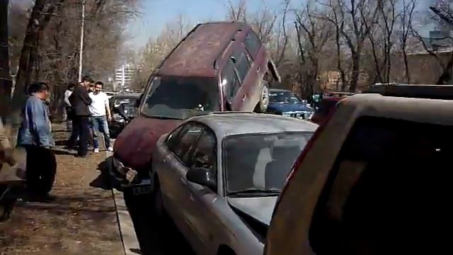 Своеобразная парковка! Автосервис без работы не останется....