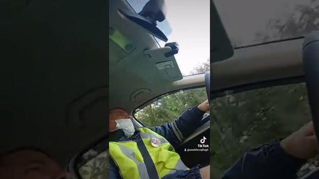 ДПС разговаривает по телефону за рулём смотреть онлайн