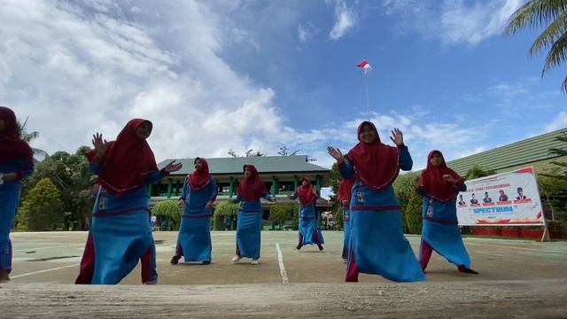 Video Ujian Praktek Senam PGRI Kelas: XII IPA 2 смотреть онлайн